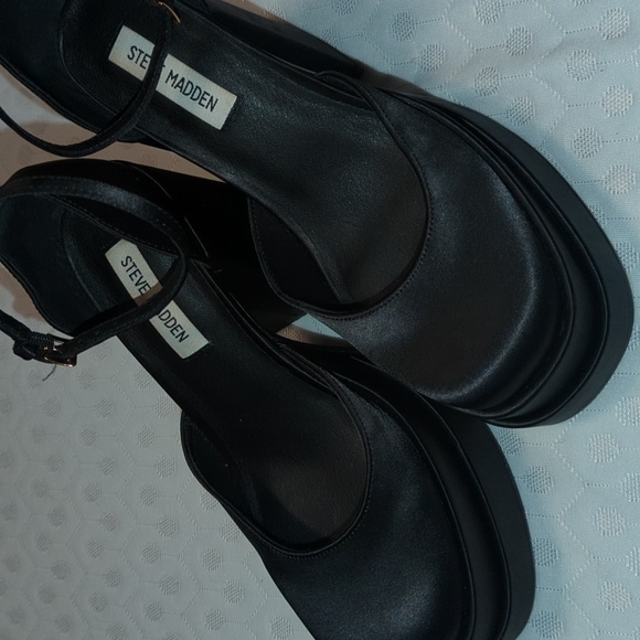 STEVE MADDEN CHARLIZE BLACK SATIN PLATFORM HEELS - Picture 4 of 5